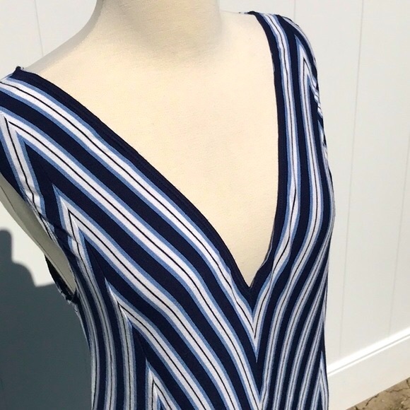 Max Studio Sleeveless Blue and White Striped V-neck Tank Top Size Medium - Picture 3 of 12